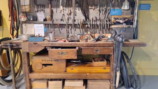 De werkbank van de fietsenmaker van vroeger
