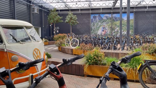De binnenplaats van de fabriek